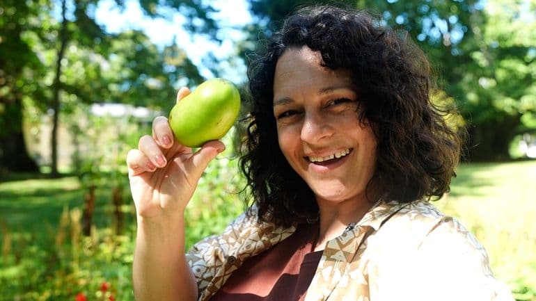 Newsday food writer Andi Berlin tries pawpaw in Mattituck on Friday, Sept. 26, 2025.
